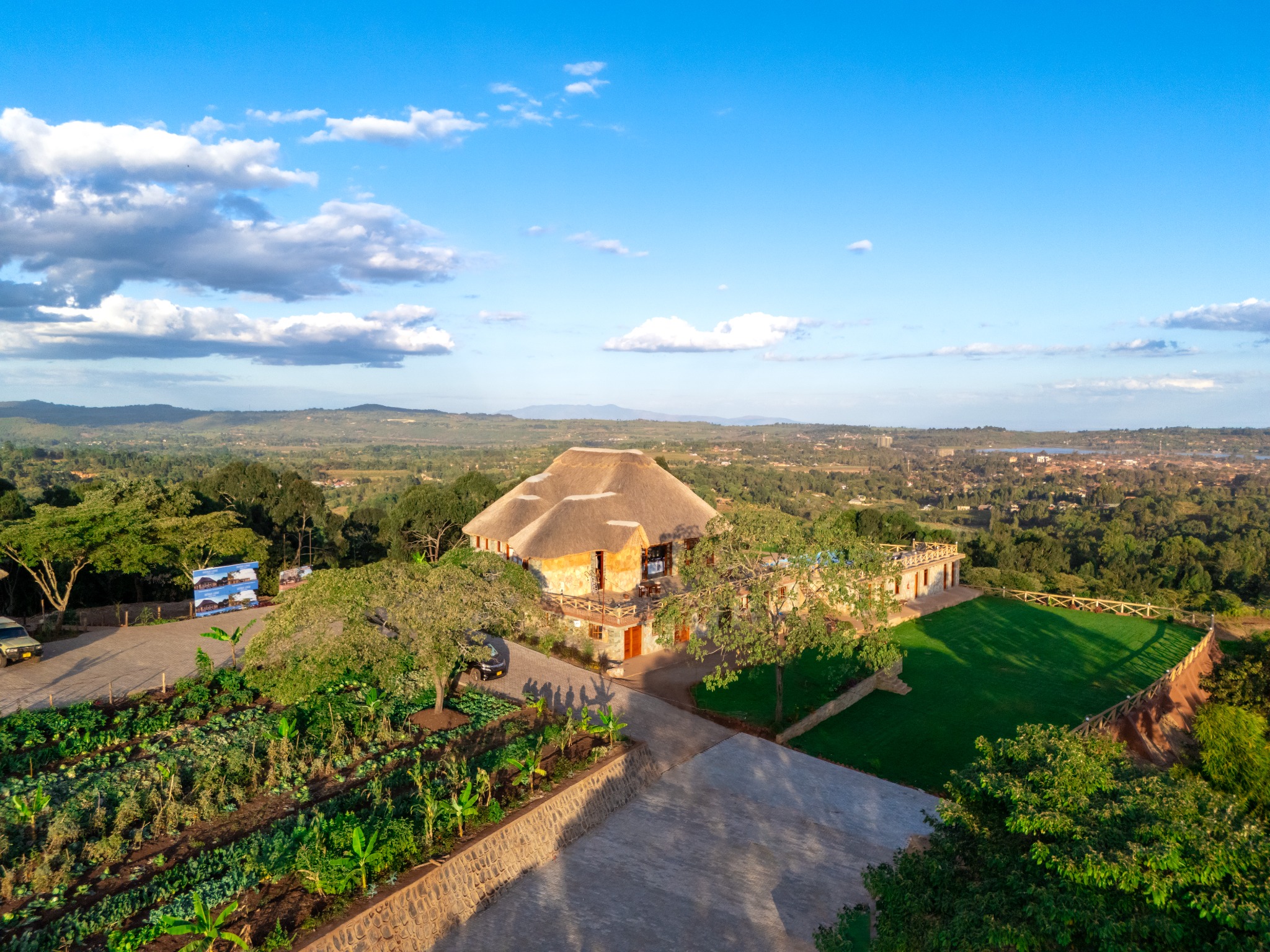 Kutana Lodge, garden and surrounding highlands